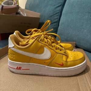 Nike Air Force 1 '07 SE 40th
Visit >
Anniversary - Yellow Ochre 2022 size us 5.5